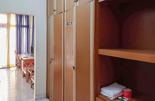 Anyer Hotel | Budget-Friendly RedDoorz Plus near Tugu Mercusuar Anyer