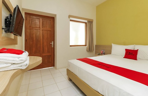 Surakarta House | Discover RedDoorz Plus @ Slamet Riyadi with Family Amenities