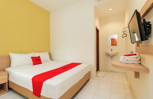 Surakarta House | Discover RedDoorz Plus @ Slamet Riyadi with Family Amenities