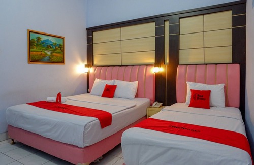 Pekalongan Hotel | Budget-Friendly RedDoorz Plus Syariah Near Stasiun Pekalongan