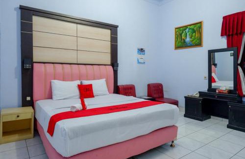 Pekalongan Hotel | Budget-Friendly RedDoorz Plus Syariah Near Stasiun Pekalongan