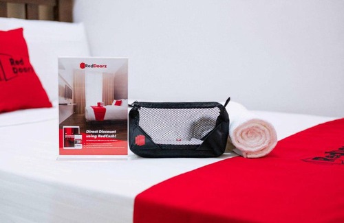 Ambarita Hotel | Affordable Family Stay at RedDoorz Plus @ Vantas Hotel