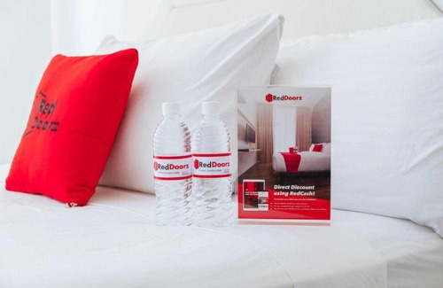 Ambarita Hotel | Affordable Family Stay at RedDoorz Plus @ Vantas Hotel