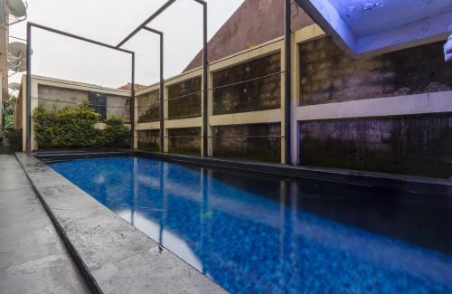 Ragunan House | Budget-Friendly RedDoorz Premium @ Ampera Raya with Pool