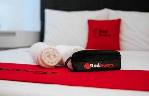 Cideng Hotel | Discover RedDoorz @ Ruko ITC Roxy Mas for Family Getaways