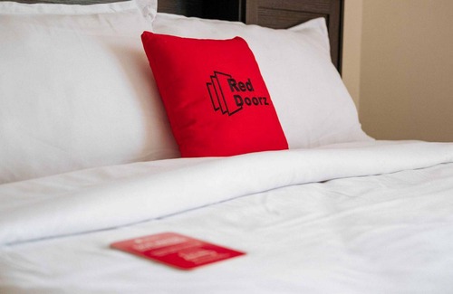 Cideng Hotel | Discover RedDoorz @ Ruko ITC Roxy Mas for Family Getaways