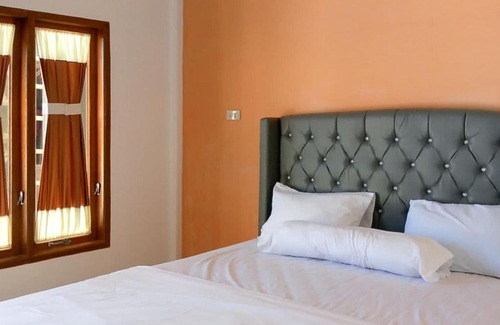 Ambarita Hotel | Budget-Friendly Stay at RedDoorz @ Sihole Paradise Inn