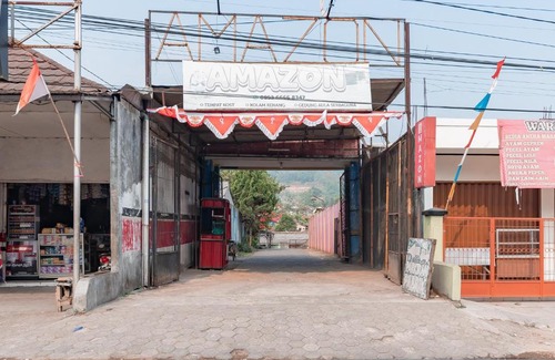 Tjihadak Hotel | Budget-Friendly RedDoorz Syariah in Cibadak Sukabumi