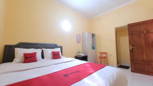Yogyakarta Hotel | Budget-Friendly Stay at RedDoorz Syariah Yogyakarta Inn