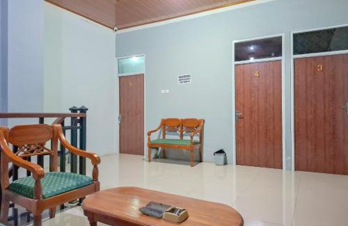 Kendal Hotel | Budget-Friendly Stay at OYO 91960 Fariza House Syariah