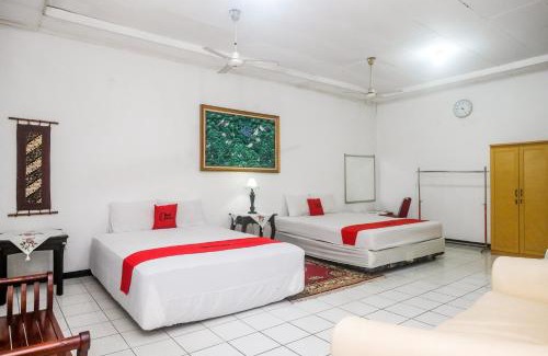 Klaten Hotel | Cozy OYO 92454 Griya Raharja Guest House for Families