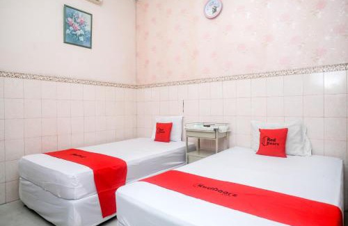 Klaten Hotel | Cozy OYO 92454 Griya Raharja Guest House for Families