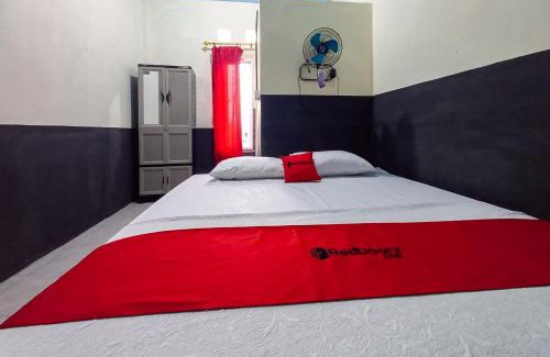 Sungai Penuh Hotel | RedDoorz Syariah at Penginapan Queen Sungai Penuh