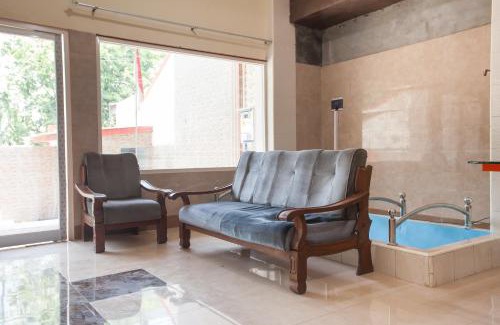 Sedati House | Family-Friendly Getaway at RedDoorz Syariah At Sedati