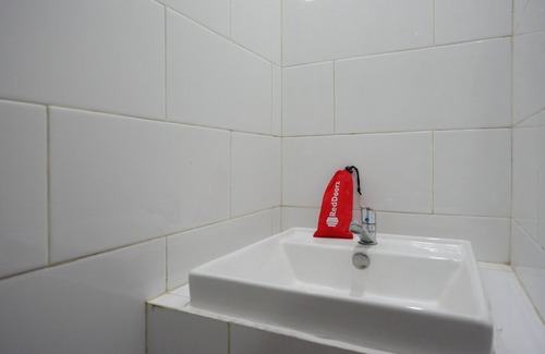 Tegal Hotel | Budget-Friendly RedDoorz Syariah with Child-Friendly Amenities