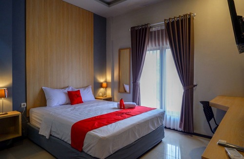 Tegal Hotel | Budget-Friendly RedDoorz Syariah with Child-Friendly Amenities