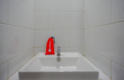 Tegal Hotel | Budget-Friendly RedDoorz Syariah with Child-Friendly Amenities