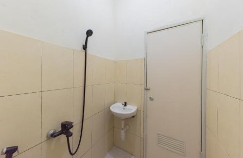 Cibeleng Hotel | Family-Friendly Stay at RedDoorz Syariah @ Jl Raya Sukabumi