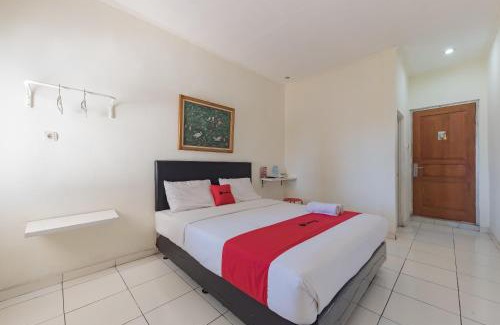 Cibeleng Hotel | Family-Friendly Stay at RedDoorz Syariah @ Jl Raya Sukabumi