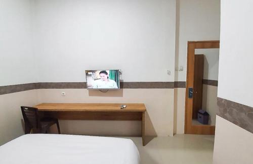 Bekasi Hotel | Comfortable RedDoorz Syariah Near Kota Cinema Mall