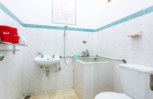 Magelang Hotel | Family-Friendly RedDoorz Syariah near Alun Alun Magelang