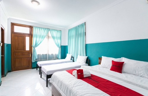 Magelang Hotel | Family-Friendly RedDoorz Syariah near Alun Alun Magelang