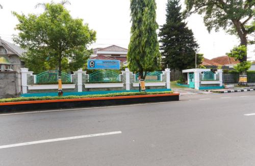 Magelang House | Budget-Friendly RedDoorz Syariah near Alun Alun Magelang