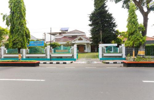 Magelang House | Budget-Friendly RedDoorz Syariah near Alun Alun Magelang
