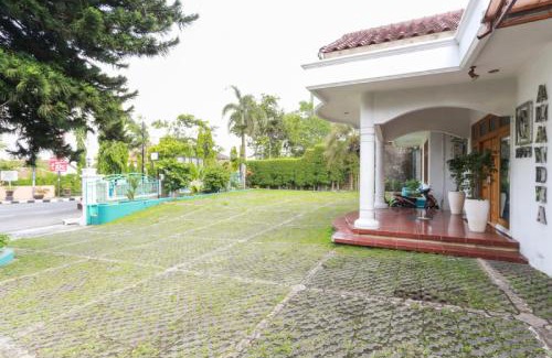 Magelang House | Budget-Friendly RedDoorz Syariah near Alun Alun Magelang