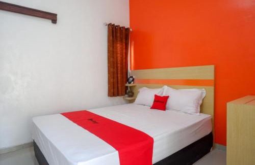 Rembang Hotel | Family-Friendly RedDoorz Syariah near Alun Alun Kota Rembang