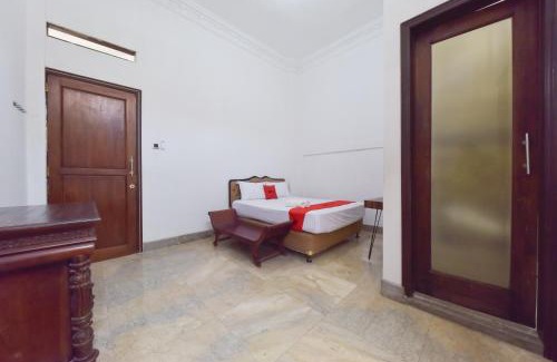 Cigadung Hotel | Budget-Friendly Stay at RedDoorz Syariah near Dago Pakar