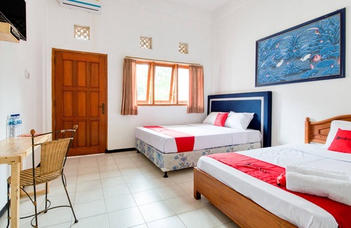 Malang Hotel | Budget-Friendly RedDoorz Syariah: Ideal for Families