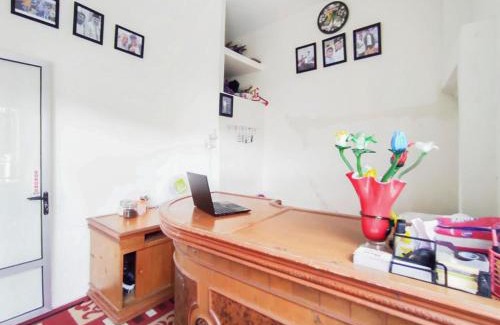 Bukittinggi Hotel | Family-Friendly RedDoorz Syariah Near Pasar Aur Kuning