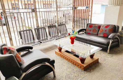 Bukittinggi Hotel | Family-Friendly RedDoorz Syariah Near Pasar Aur Kuning