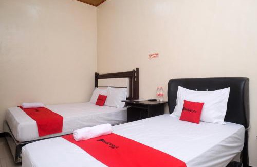 Surakarta Hotel | Budget-Friendly RedDoorz Syariah near Flyover Palur