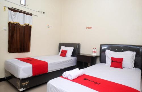 Surakarta Hotel | Budget-Friendly RedDoorz Syariah near Flyover Palur