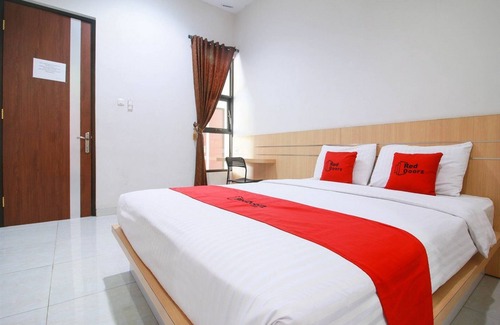 Purwokerto Hotel | Budget-Friendly RedDoorz Syariah by Universitas Jenderal Soedirman