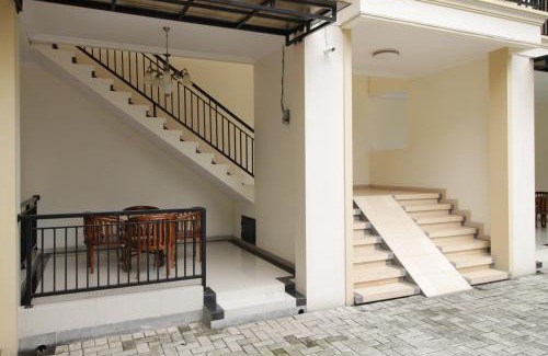 Jakarta House | Budget-Friendly RedDoorz Syariah Near Mercu Buana University