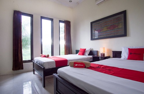 Pulau Maitara House | Budget-Friendly RedDoorz Syariah by Ngade Lake