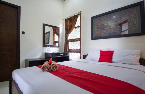 Pulau Maitara House | Budget-Friendly RedDoorz Syariah by Ngade Lake