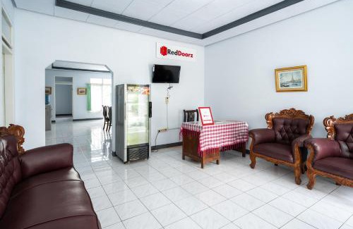 Cipanas House | Budget-Friendly RedDoorz Syariah Near RSUD Cimacan
