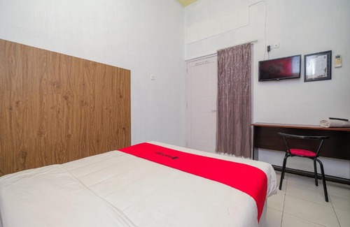 Tuban Hotel | Budget-Friendly RedDoorz Syariah with Family Amenities
