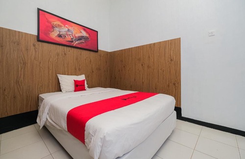 Tuban Hotel | Budget-Friendly RedDoorz Syariah with Family Amenities