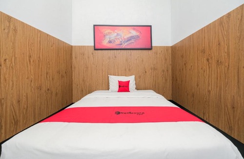 Tuban Hotel | Budget-Friendly RedDoorz Syariah with Family Amenities
