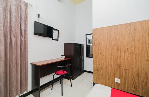 Tuban Hotel | Budget-Friendly RedDoorz Syariah with Family Amenities