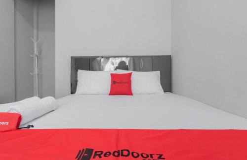 Jambelaer Hotel | Family-Friendly RedDoorz Syariah near Wisata Situ Gunung
