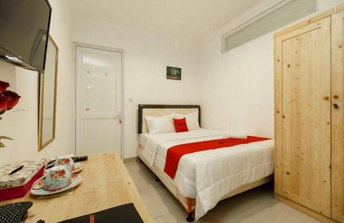 Pancoran House | Budget-Friendly Stay at RedDoorz Syariah Plus near Pancoran