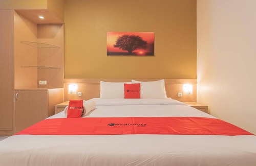 Tasikmalaya Hotel | Unforgettable Stay at RedDoorz Syariah @ Villa Grand Mutiara