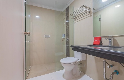 Tasikmalaya Hotel | Unforgettable Stay at RedDoorz Syariah @ Villa Grand Mutiara