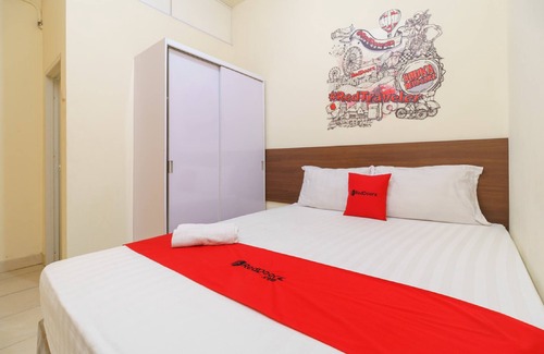 Tanjung Duren Utara Hotel | Budget-Friendly Stay at RedDoorz @ Tanjung Duren
